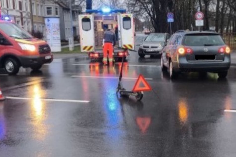 Auto kracht in E-Scooter: Mann erleidet schwere Verletzungen
