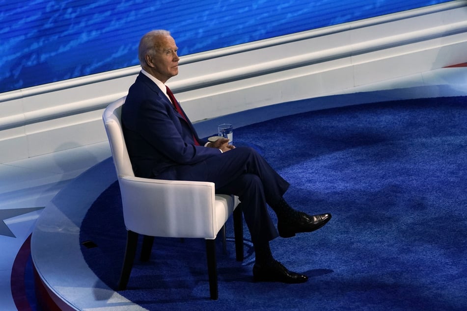 Joe Biden, Präsidentschaftskandidat der Demokraten, sitzt während einer Fragestunde mit Wählern im National Constitution Center.