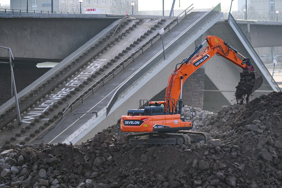 Auf der Neustädter Seite wird derzeit die neue Baustraße gebaut.