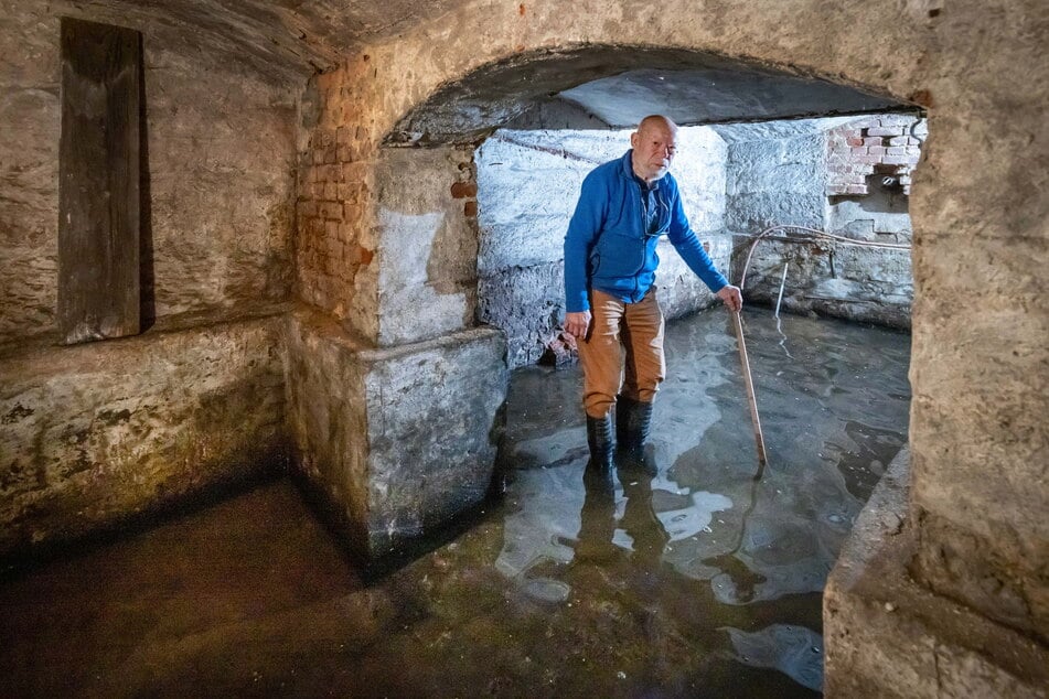 Bernd Wohlgemuths (82) Keller ist dauerhaft überflutet. Das Wasser abzupumpen, hat er aufgegeben.