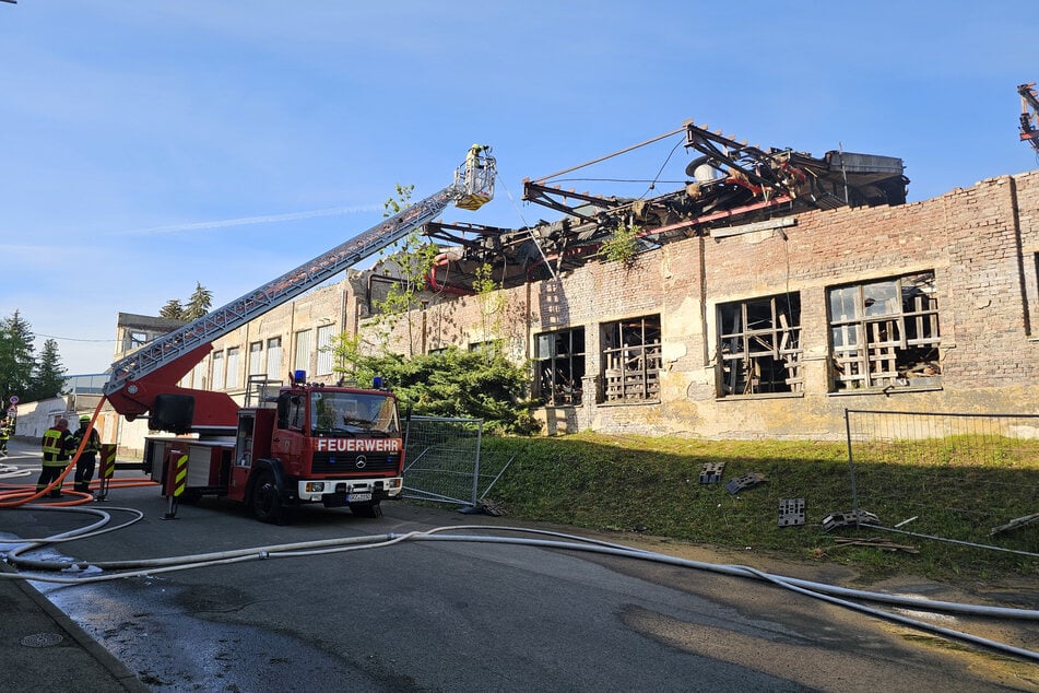Großbrand im Vogtland: Anwohner sollen Fenster und Türen geschlossen halten