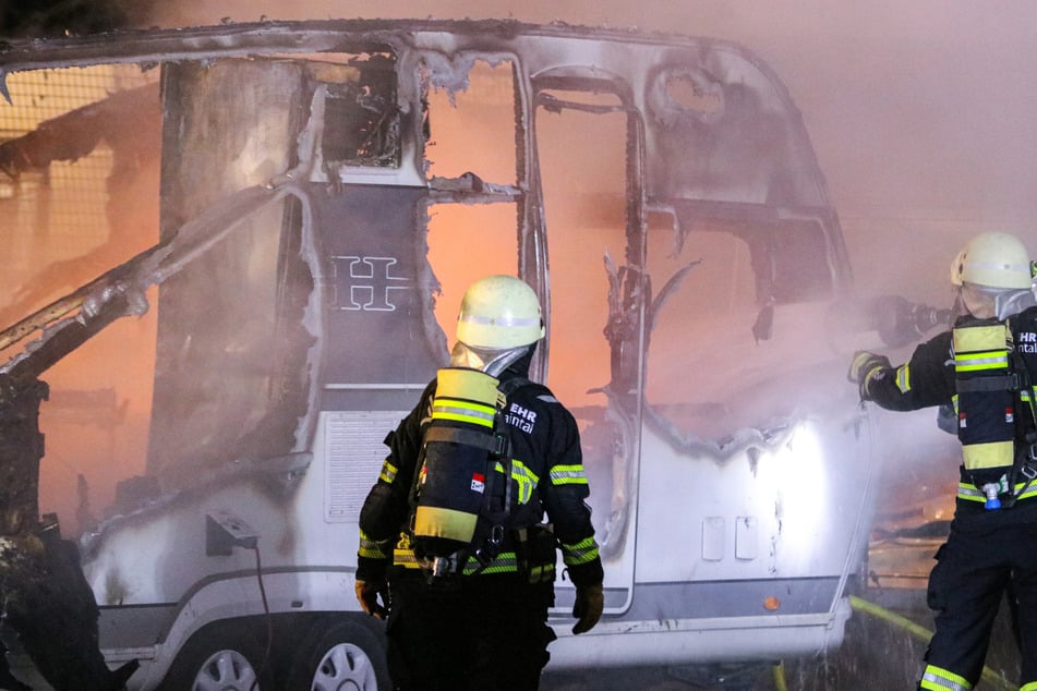 Riesiger Schaden: Drei Wohnwagen in Maintal ausgebrannt