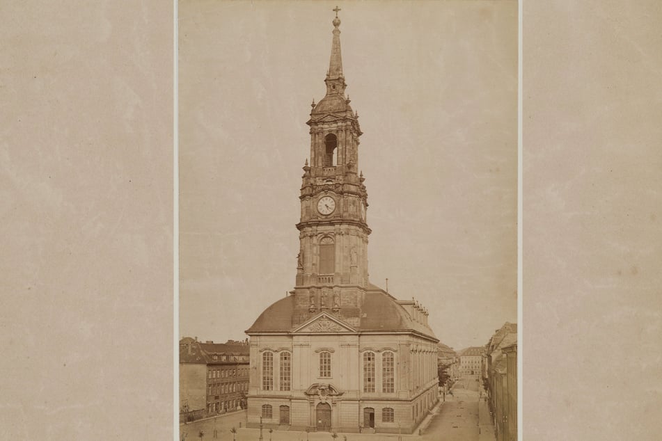 Der Turm wurde mehr als einhundert Jahre nach dem Kirchenbau vollendet.