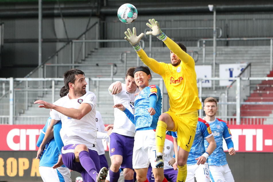 Holstein Kiel-Torwart Ioannis Gelios fängt den Ball in seinem Strafraum.