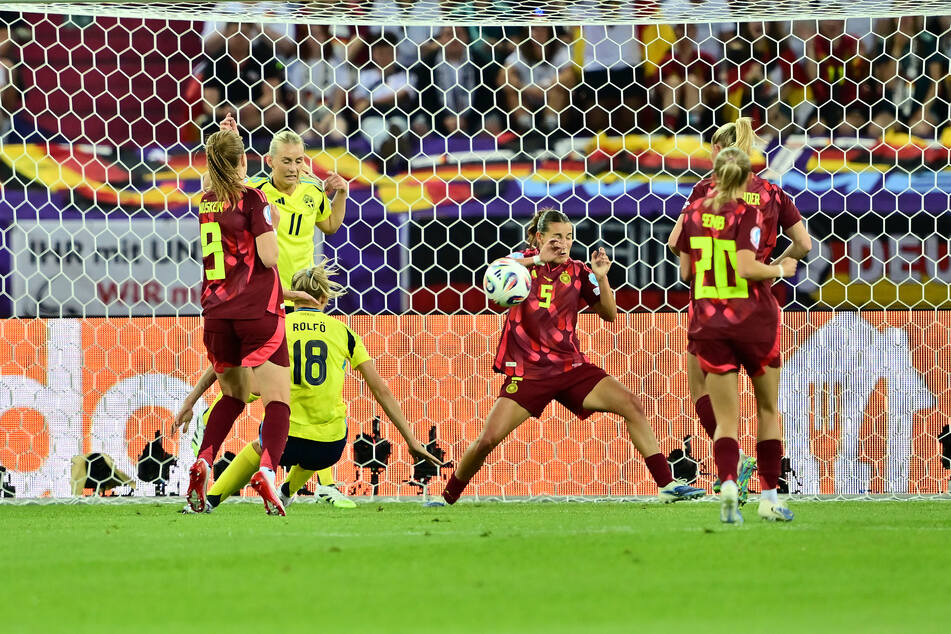 Carlotta Wamser verhindert zwar den Einschlag, fliegt dafür aber vom Platz.