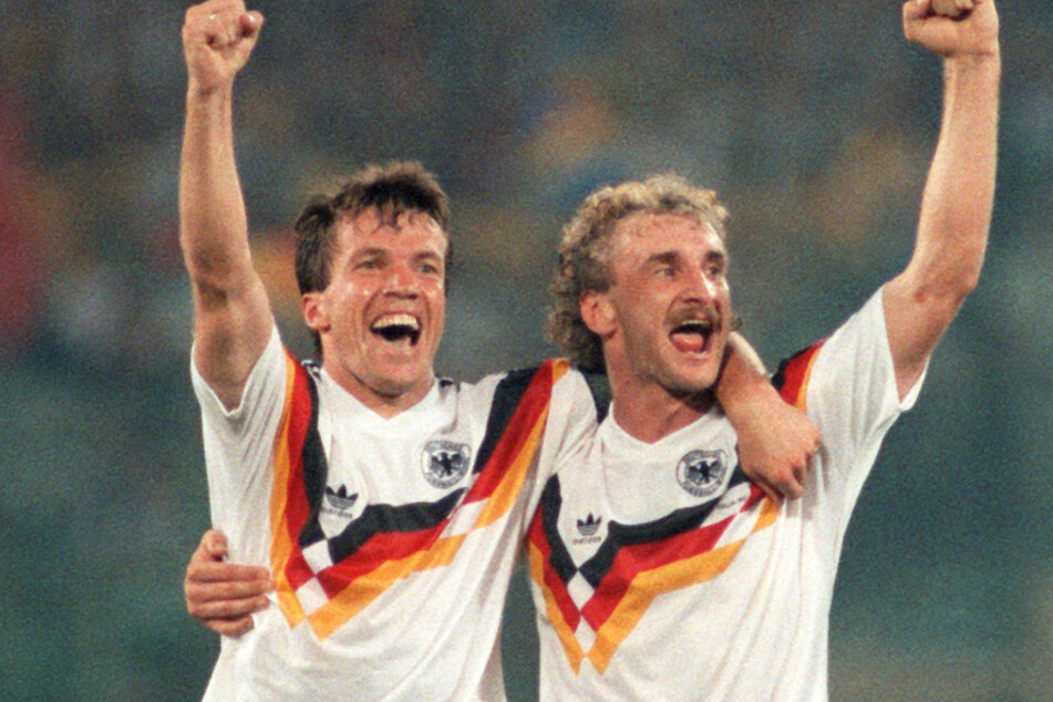So sehen Weltmeister aus: Lothar Matthäus und Rudi Völler (r.) jubeln nach dem 1:0-Sieg über Argentinien im Finale der WM 1990.