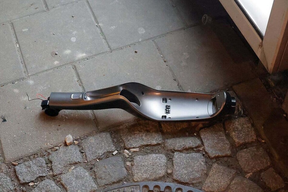 Verrückt! Mit diesem Staubsauger-Teil schlug der Teenager auf den Bus ein.