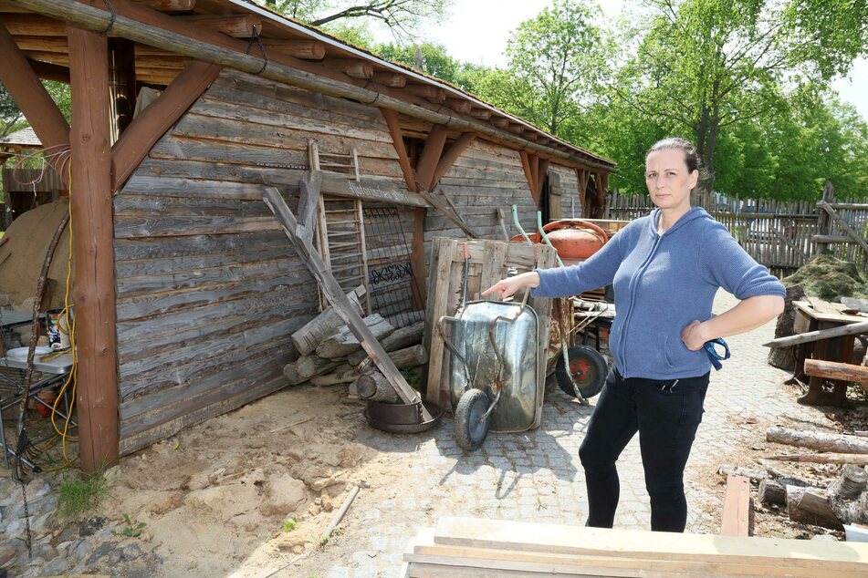 Mitarbeiterin Anja Bausch zeigt die Stelle, wo die Kreissäge stand.