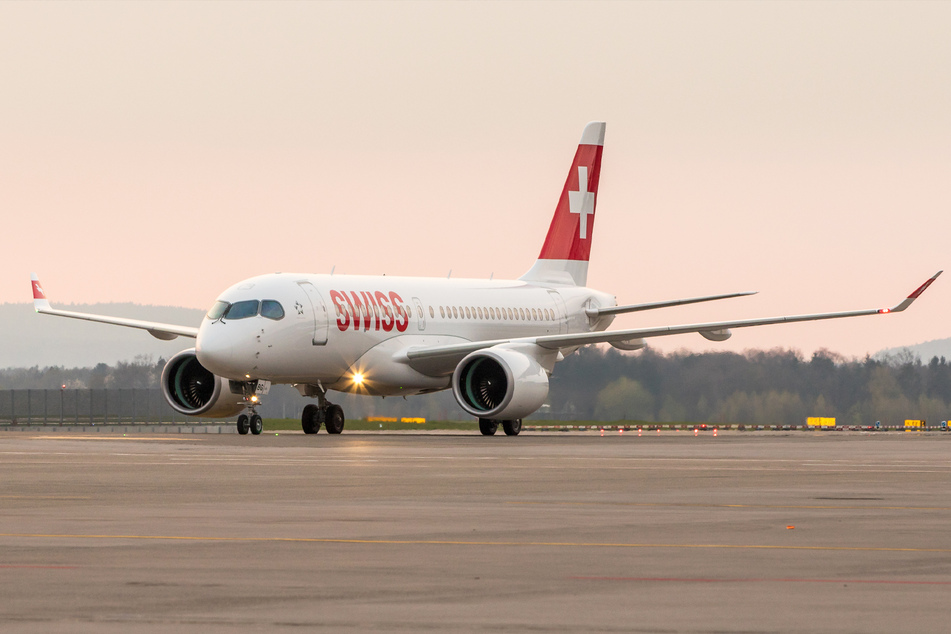 In der Schweizer Morgensonne startete und landete der Airbus A220 am Züricher Flughafen.