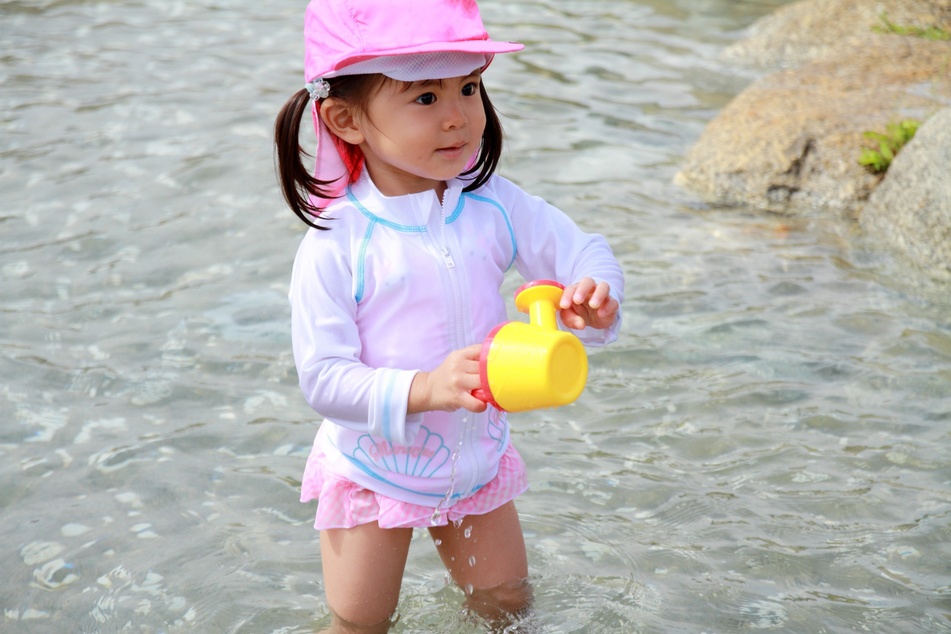Wenn Du Deinem Kind Schwimmen beibringen möchtest, empfiehlt es sich, es auf spielerische Weise mit dem Wasser vertraut zu machen.