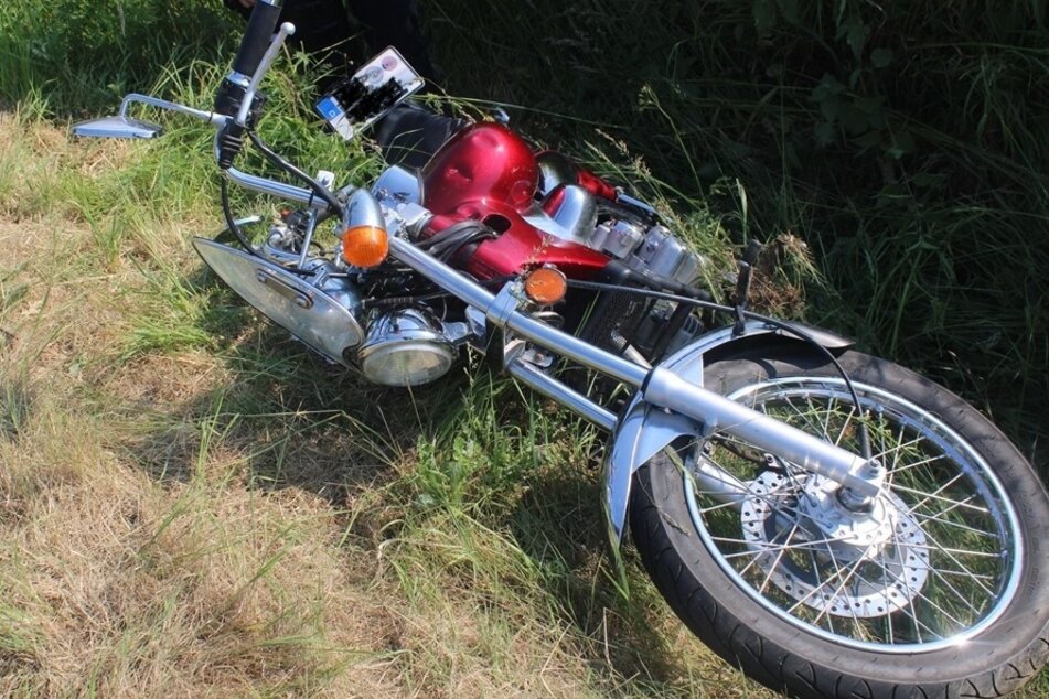 Der Biker (69) stürzte mit seinem Motorrad in den Straßengraben.