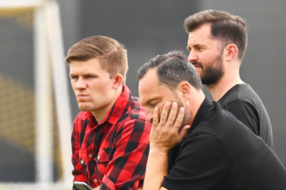 Für Dynamos Sportgeschäftsführer Thomas Brendel (49, vorne rechts), Kaderplaner Paul Wagner (l.) und dem Leiter Lizenzspieler-Bereich Christian Knoll (36, hinten rechts) könnte es noch ein heißer Montag werden.