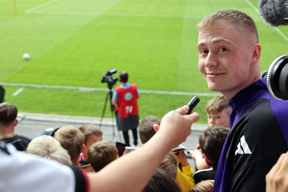 DFB-Training in Jena: Plötzlich steht ein YouTube-Star auf dem Rasen!