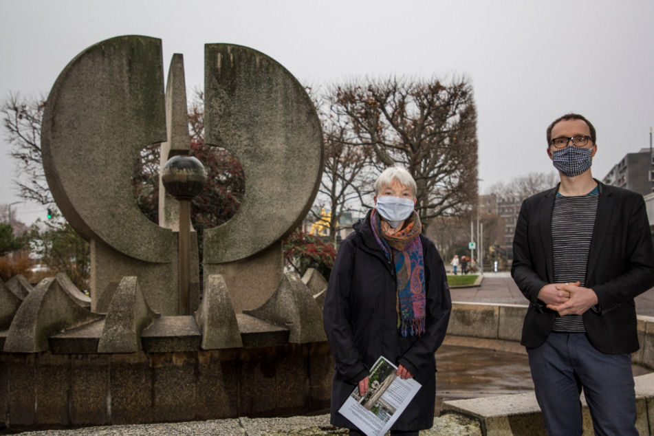 Professorin Erika Schmidt (76) und Alexander Heber (37) von der Initiative "Neustädter Freiheit" sammeln Spenden für die Sanierung des Kracht-Brunnens.