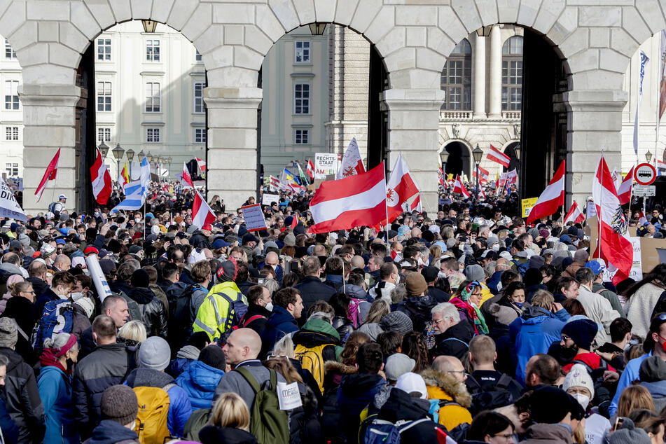 In Österreich haben am Samstag mehrere Tausend Menschen gegen die geplanten Corona-Maßnahmen protestiert.