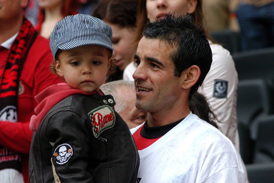 Lucas Copado (20, l.) als kleiner Junge im Mai 2006 auf dem Arm seines Vaters, Francisco Copado (50, r.), der damals für Eintracht Frankfurt kickte.