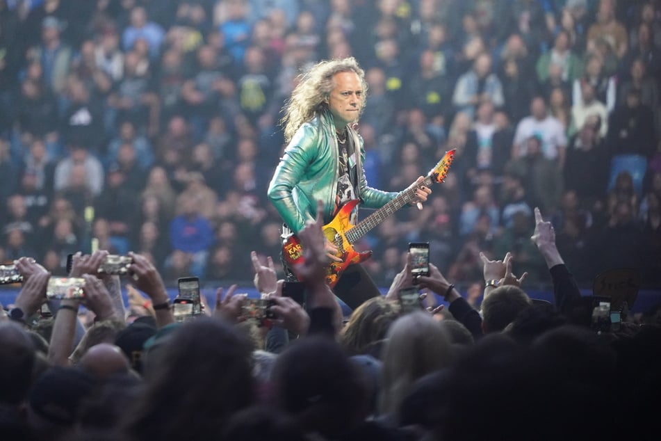 Gitarrist Kirk Hammett (60) begeisterte mehr als Zehntausend Metal-Fans beim ersten Konzert im Hamburger Volksparkstadion.