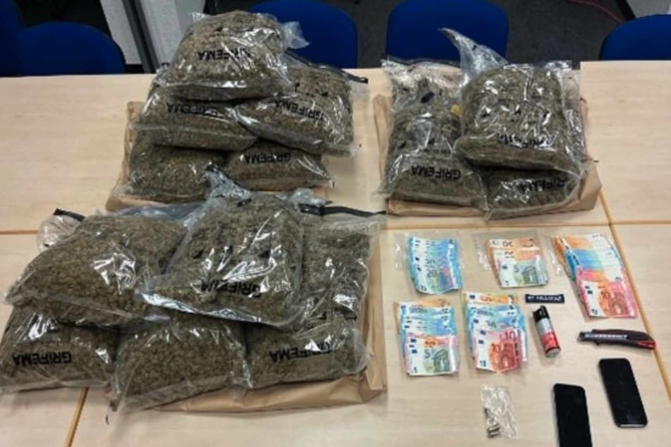 Die Kölner Polizei stellte bei einer Fahrzeugkontrolle rund 13 Kilogramm Marihuana und mehrere tausend Euro Bargeld sicher.