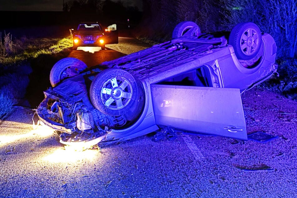 Der Renault war mitten auf der Landstraße auf dem Dach liegen geblieben.