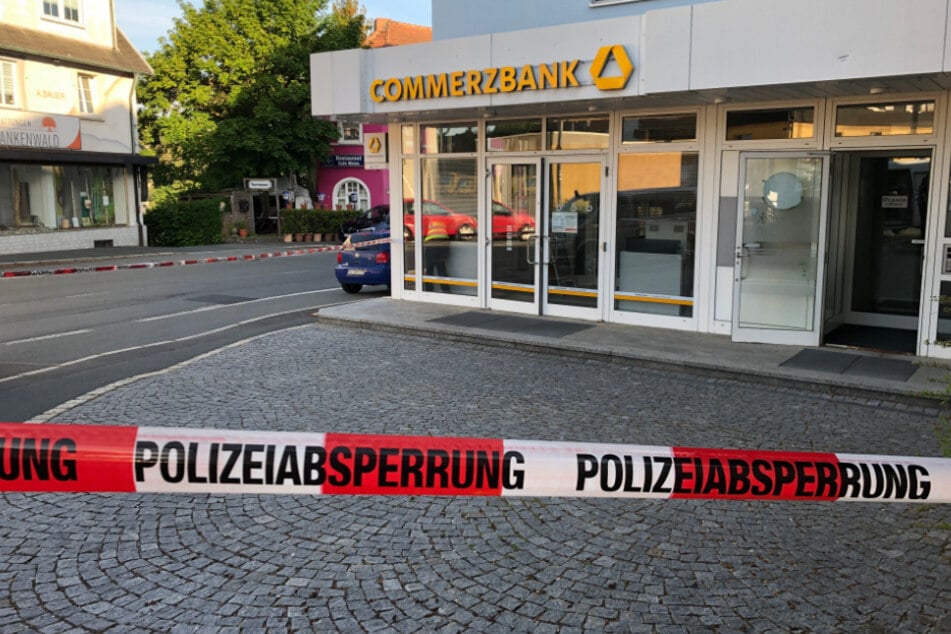 Ein Absperrband der Polizei hängt vor der betroffenen Bankfiliale am Marktplatz in Selbitz.