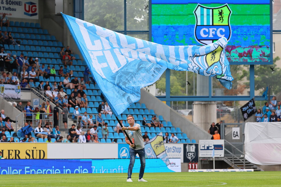 Aus Liebe zum Verein: Uwe Hildebrand hält beim Chemnitzer FC weiter die Fahne hoch und will die Himmelblauen zurück in den Profifußball führen.