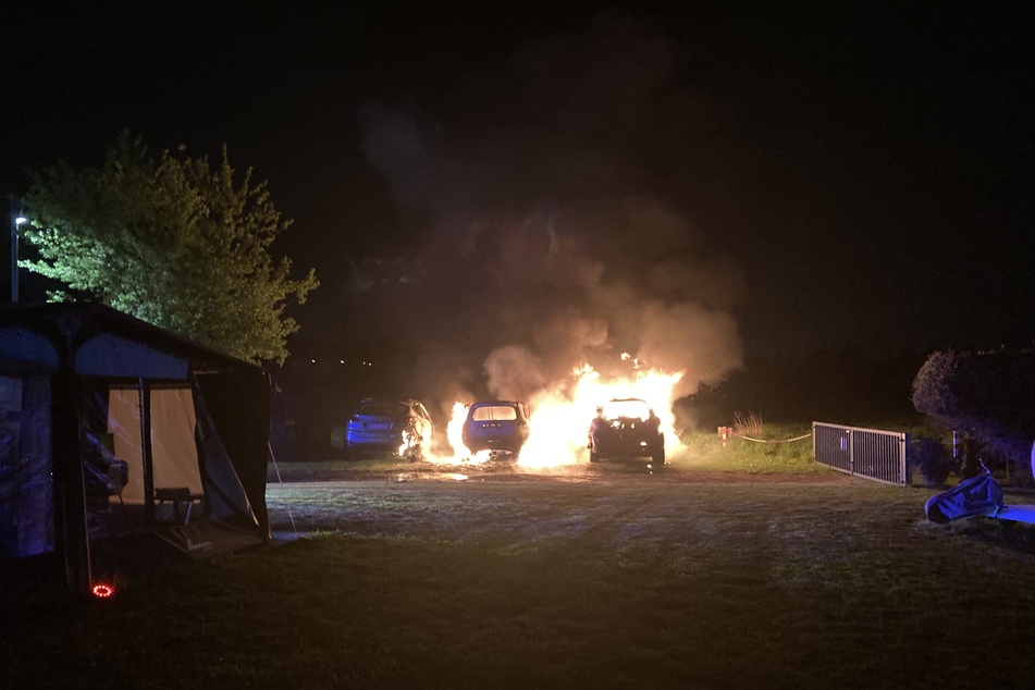 Mehrere Autos stehen auf Hattinger Campingplatz lichterloh in Flammen
