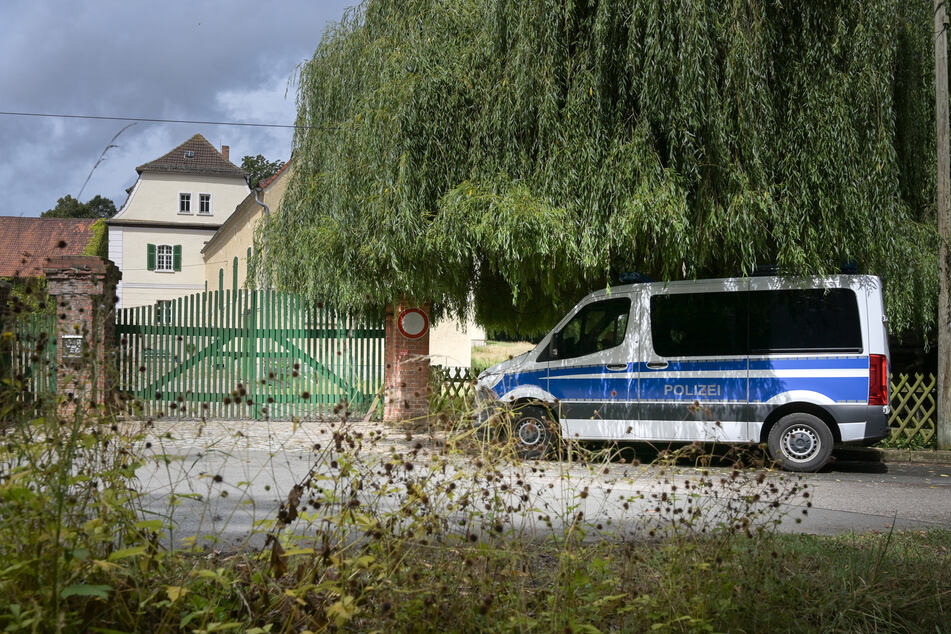 Die Polizei zeigte Präsenz vor dem Rittergut von André Poggenburg (49).