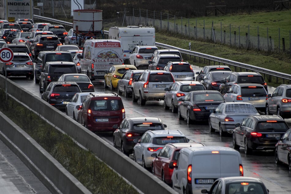 Fahrzeuge stehen auf der A7 im Stau. Für 79 Stunden wird ein Streckenabschnitt in Hamburg voll gesperrt. (Archivbild)