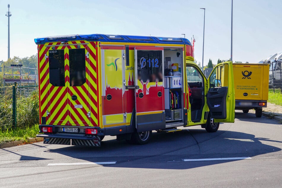 Ein Postauto krachte mit einem Moped zusammen.