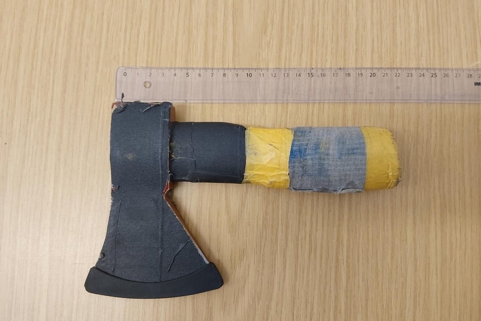 Mit dieser Axt wurde der 21-Jährige bedroht.