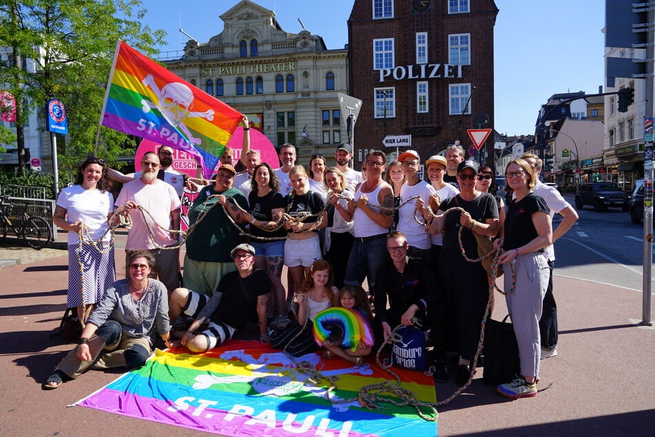 Das Projekt wurde gemeinschaftlich vom BID Reeperbahn+, dem FC St. Pauli, dem Deutschen Hafenmuseum, dem Museum für Hamburgische Geschichte, den Barkassenunternehmen "Meyer und Rainer Abicht" sowie Hamburg Pride realisiert.