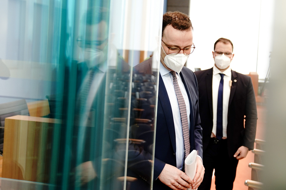 Impftermine seien zu wertvoll, so Spahn. Er schlägt Stand-by-Listen vor, um alles zu impfen, was verfügbar ist.
