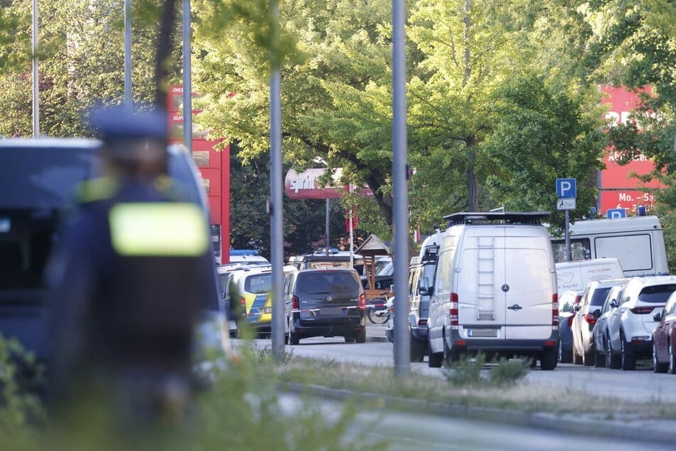 Berlin: Geisel-Drama in Berliner Supermarkt: Frau in Gewalt eines Mannes