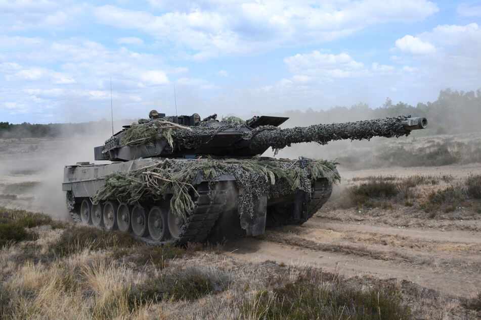 Mithilfe des Leopard 2A6 soll die Ukraine erfolgreich verteidigt und zurückerobert werden. Dennoch gibt es auch Kritik an dem Einsatz deutschen Kriegsgeräts.