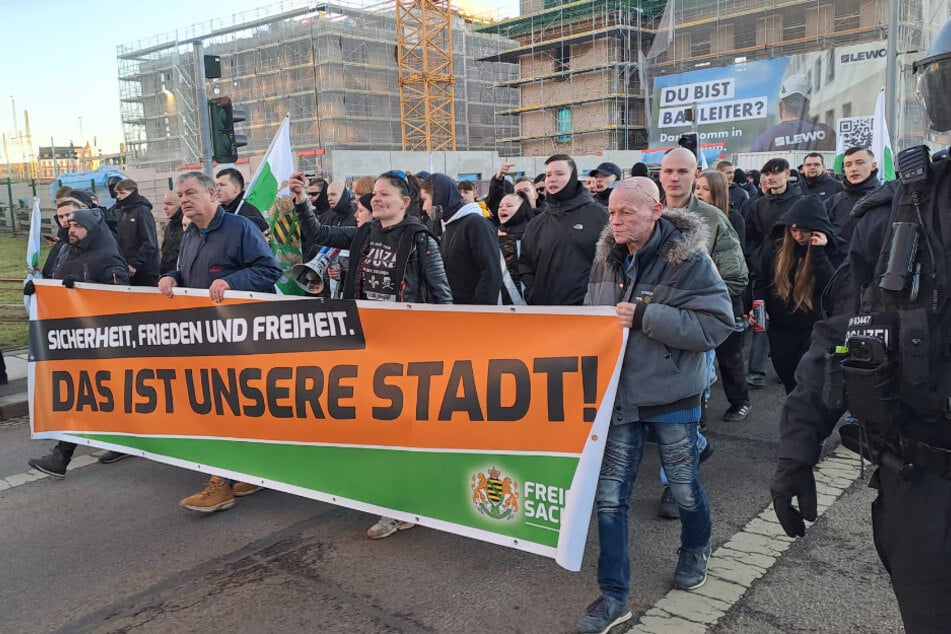 Die Freien Sachsen marschieren durch die Chemnitzer Innenstadt.