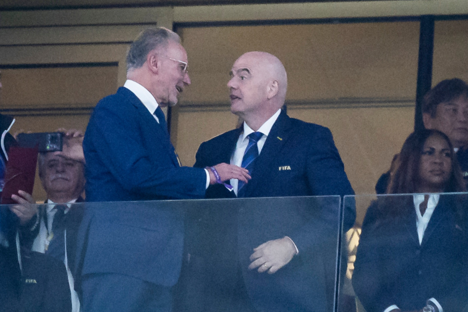 FIFA-Präsident Gianni Infantino (53, r.) und Bayern-Aufsichtsrat Karl-Heinz Rummenigge (67, l.) unterhalten sich bei der WM in Katar.