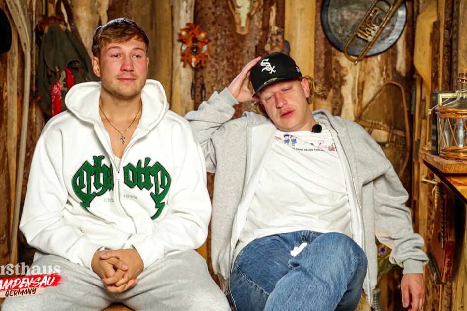 Oliver (28, l.) und Paul (29) sind nach ihrem verlorenen Exit-Spiel fix und fertig.