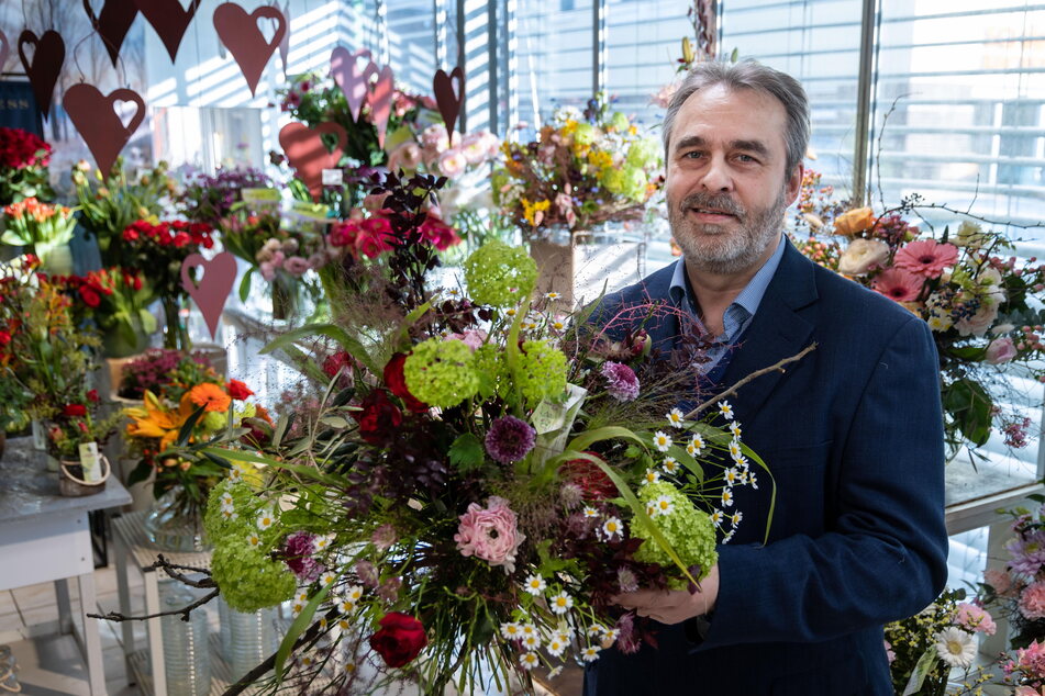 Gartenfachmarkt Chef Andreas Richter (59) mit einem Frühlingsstrauß.
