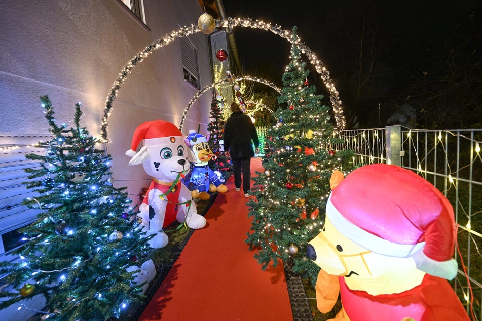 Im weihnachtlichen Eingangsbereich fanden auch mehrere Hunde der Kinderserie "Paw Patrol" ihren Platz.