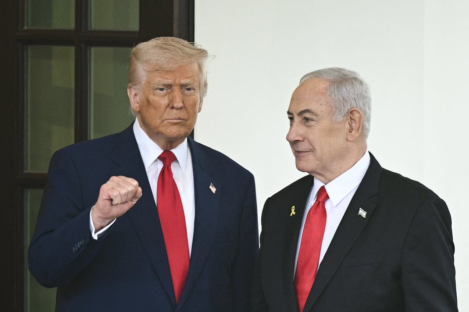 US President Donald Trump (l.) spoke with Israeli Prime Minister Benjamin Netanyahu (r.) on Friday, the White House said, after Israel struck Iran's military leadership and nuclear facilities and Tehran retaliated.