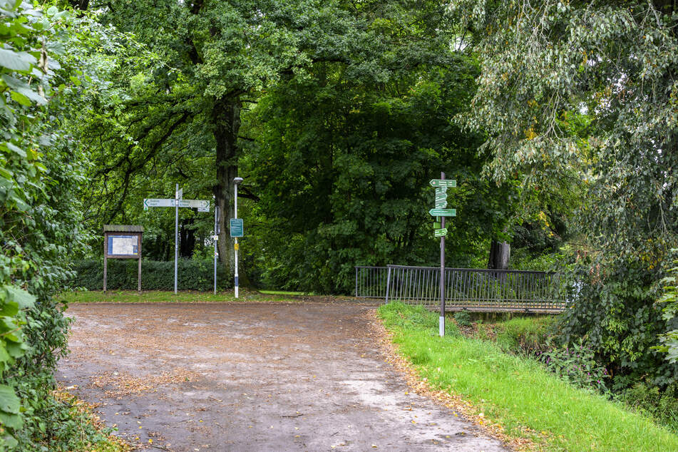 Der Wegweiser für Ausflügler und Spaziergänger steht seit 2019 unverändert am Abzweig Wasserschloss/Reithalle.