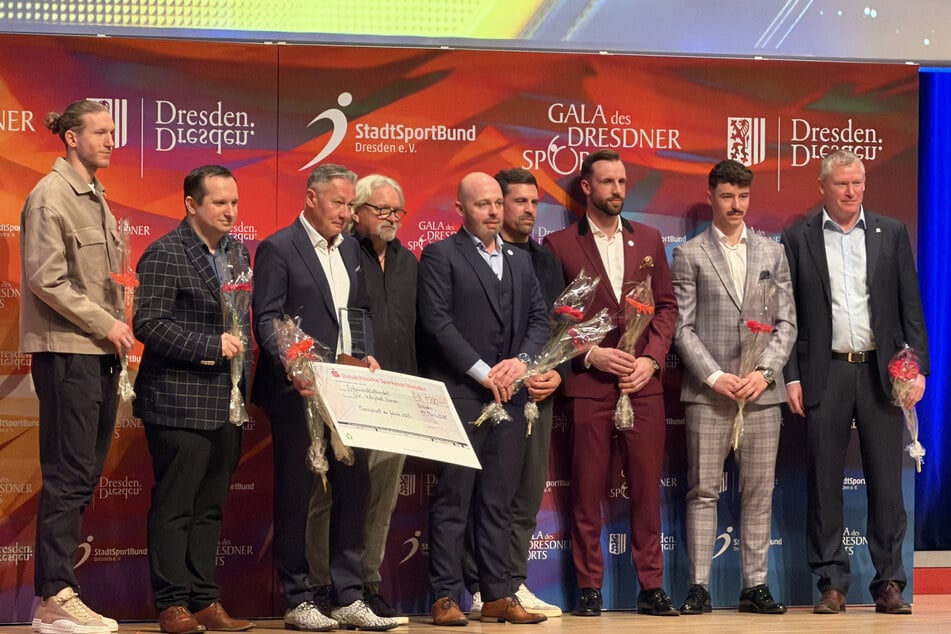 Für Dynamo Dresden war unter anderem Vinko Sapina (l.) im Congress Centrum, für die Eislöwen Niklas Postel (2.v.r.) und Niklas Sundblad (r.).