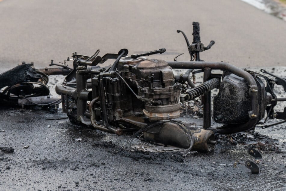 Schock für Moped-Fahrer in Sachsen: Roller komplett abgefackelt!