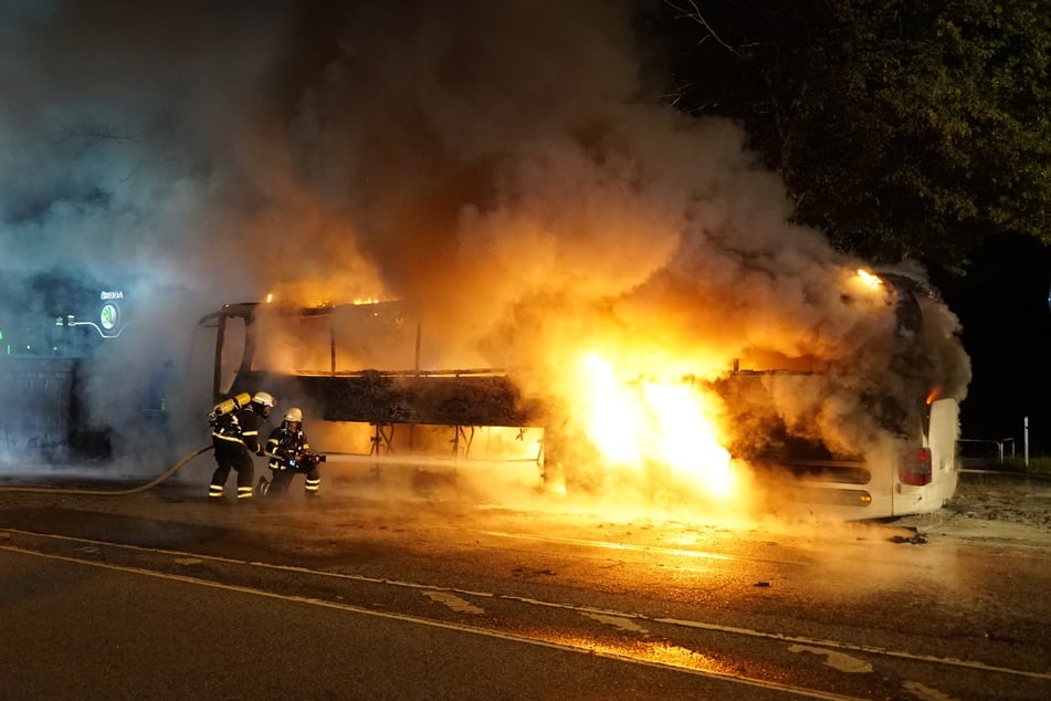 Hamburg: Feuer in Hamburg: Bus und Transporter gehen in Flammen auf