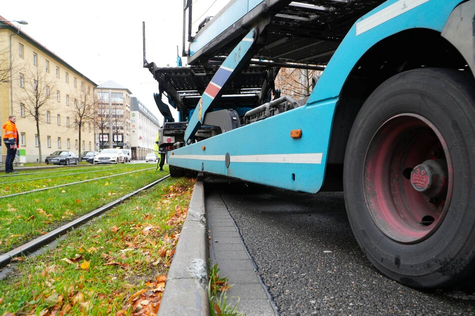 Ohne spezielle Technik kam der Transporter nicht aus dem Gleisbett.