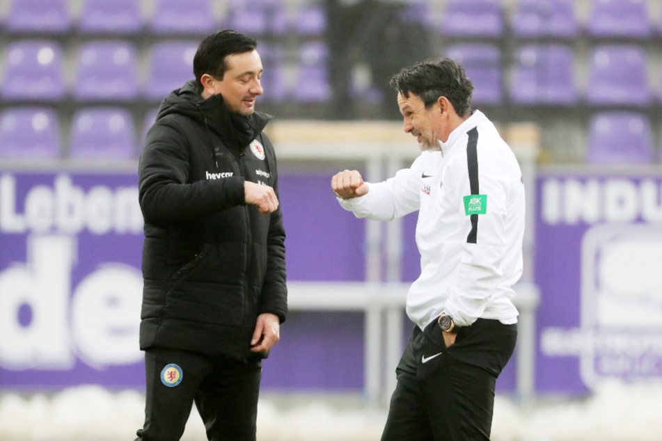 Begrüßen sich Corona-konform: Aue-Trainer Dirk Schuster (r.) und sein Vorgänger sowie jetziger Löwen-Coach Daniel Meyer.