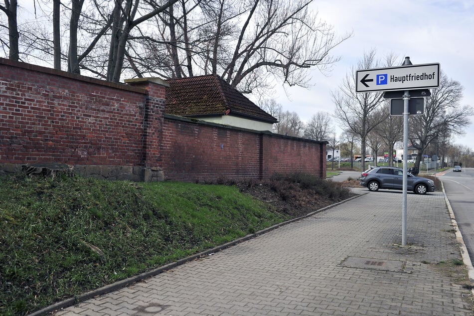 Am Parkplatz des Hauptfriedhofs in Zwickau schlugen die Diebe zu.