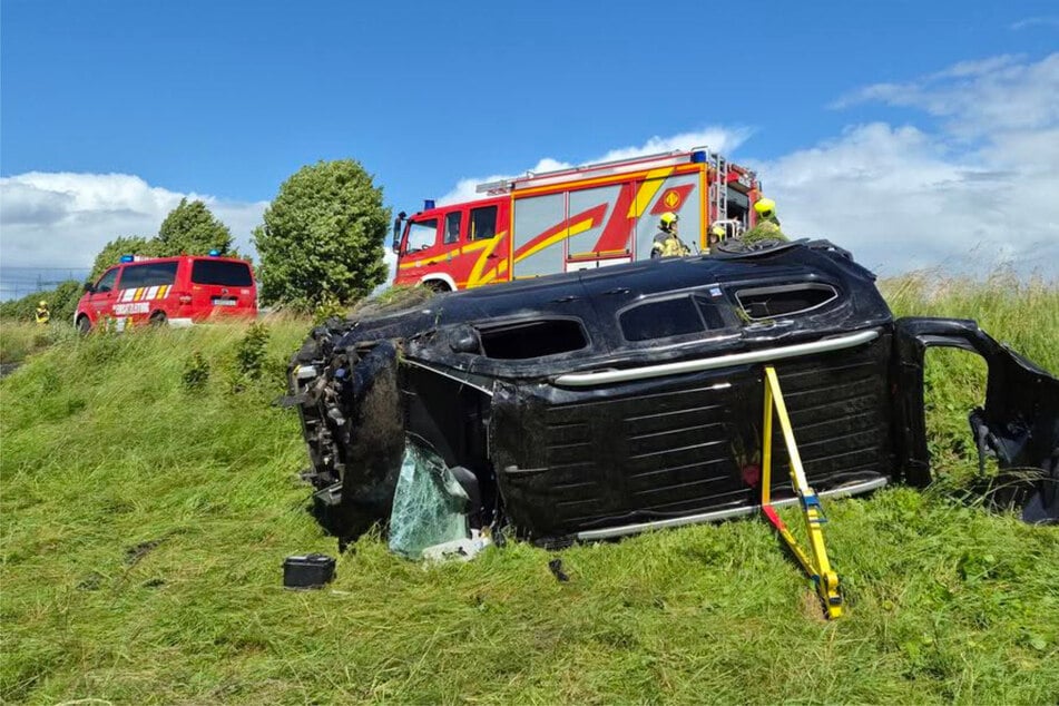 Unfall in der Börde: Auto überschlägt sich, drei Personen verletzt