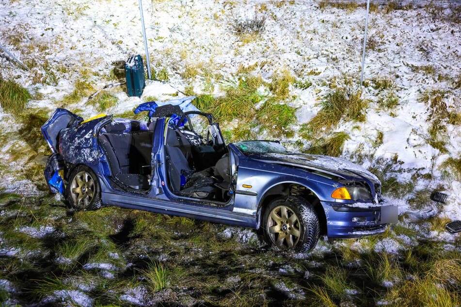 Die Insassen des BMW mussten von der Feuerwehr befreit werden.
