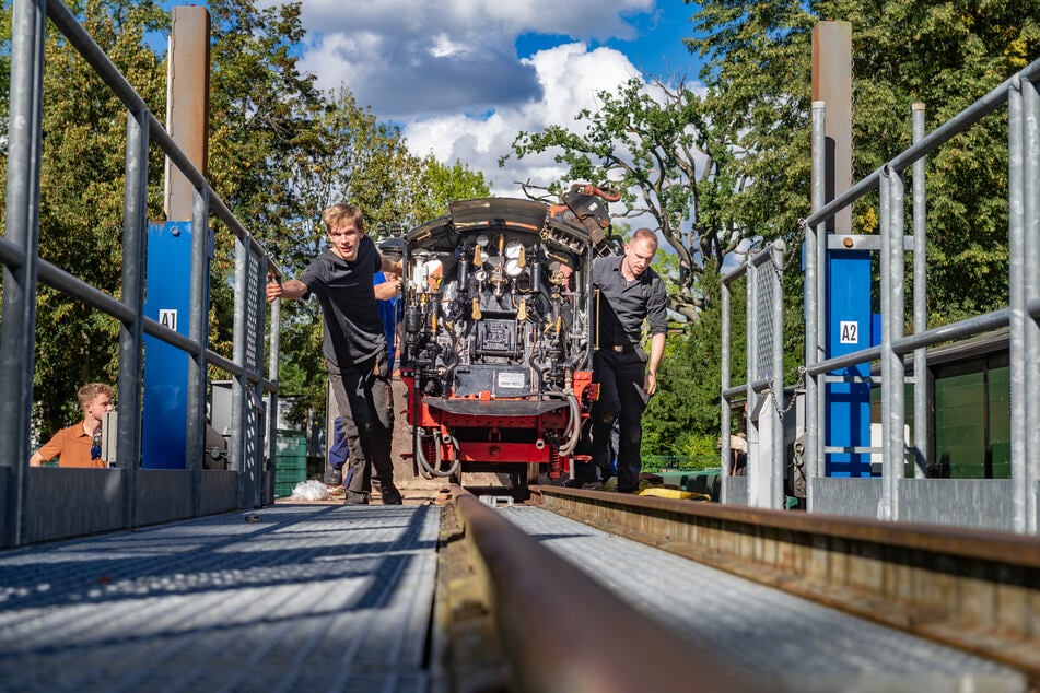 Die Leipziger Lok wird im Bahnhof Zoo auf die Gleise geschoben.